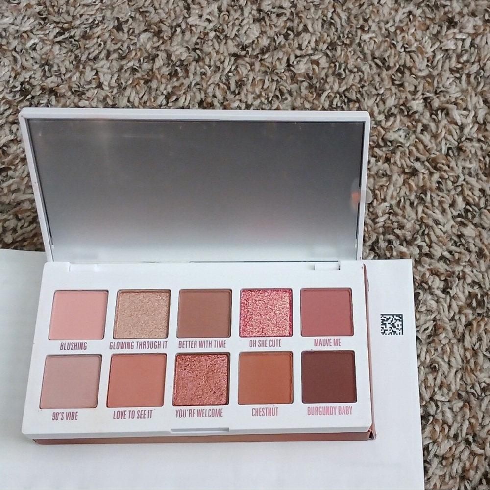 Kylie Jenner - The Mauve Eyeshadow Palette 10 Highly Pigment Shades in 2 Finishe - Picture 3 of 3